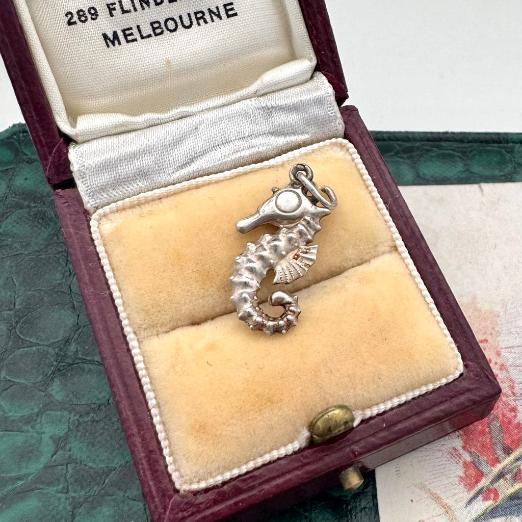 Silver seahorse pendant/charm in a jewelry box with '289 Flinders Melbourne' text.